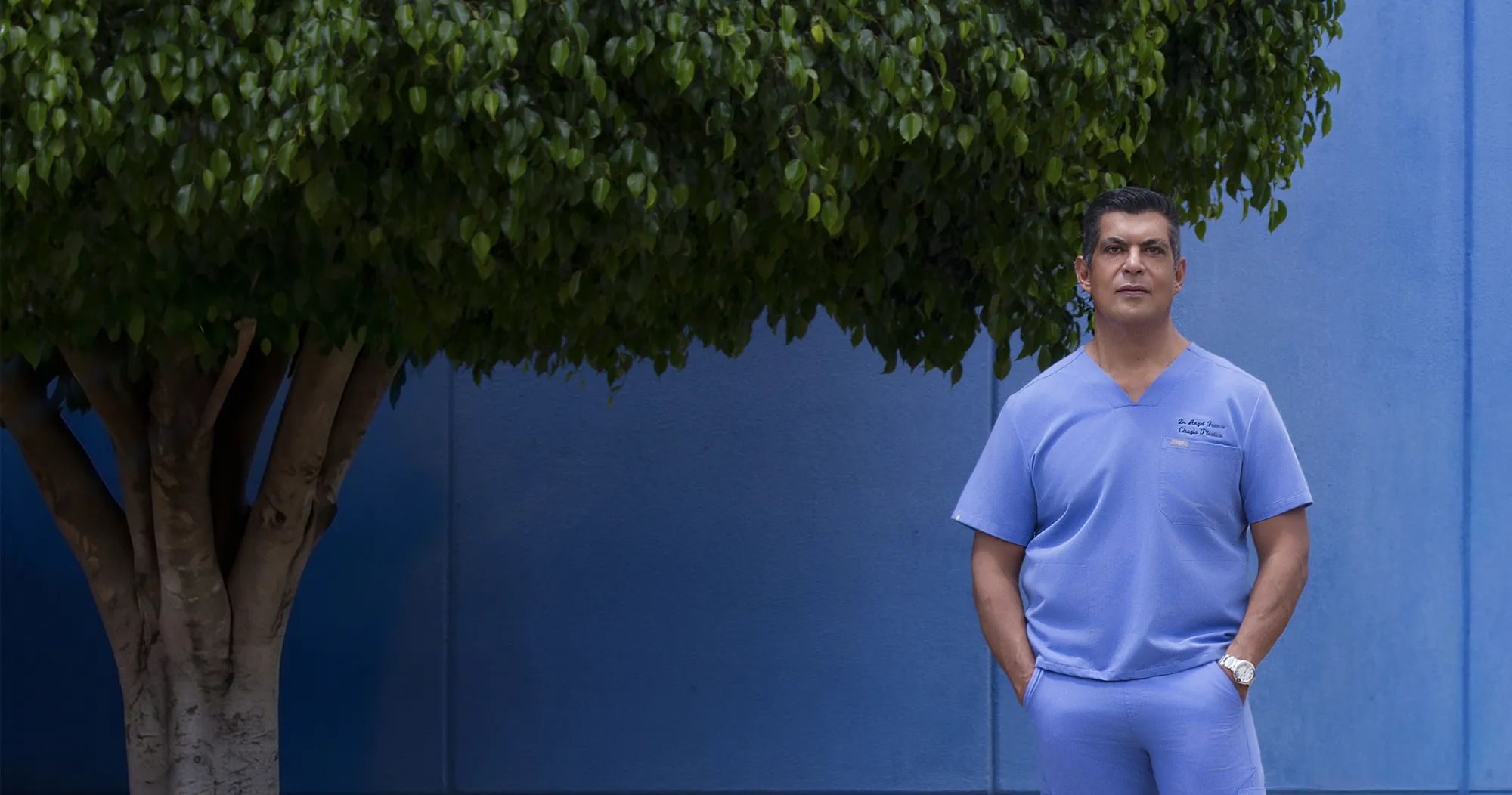 Dr. Angel Franco frente al hospital donde atiende, en San Luis Potosí