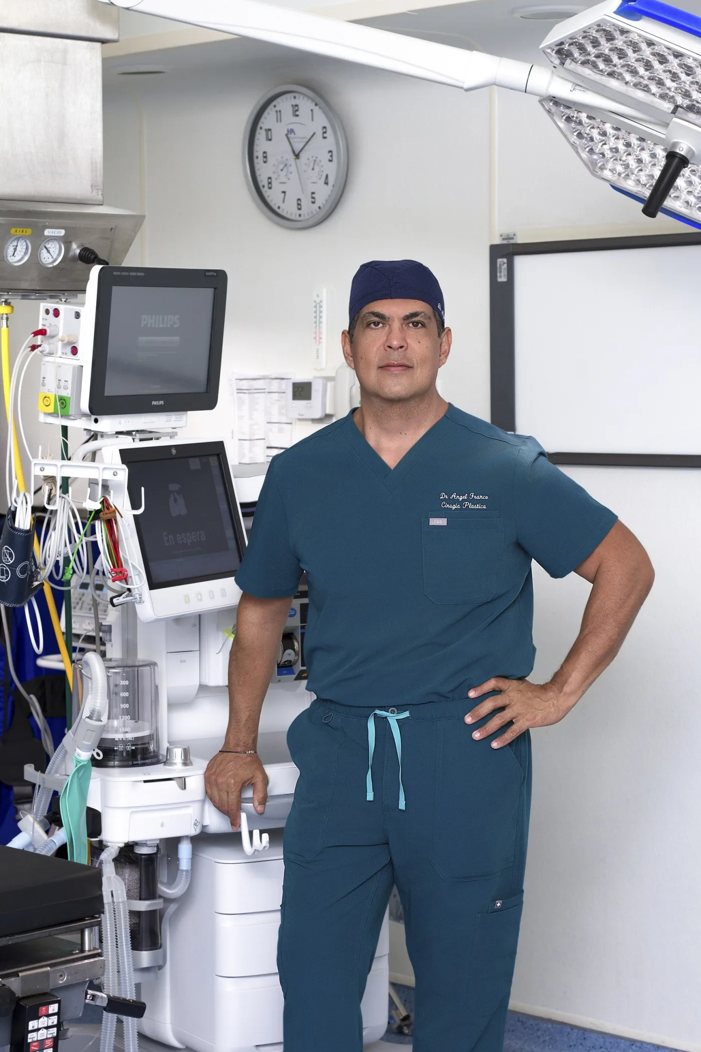 Dr. Angel Franco en quirófano