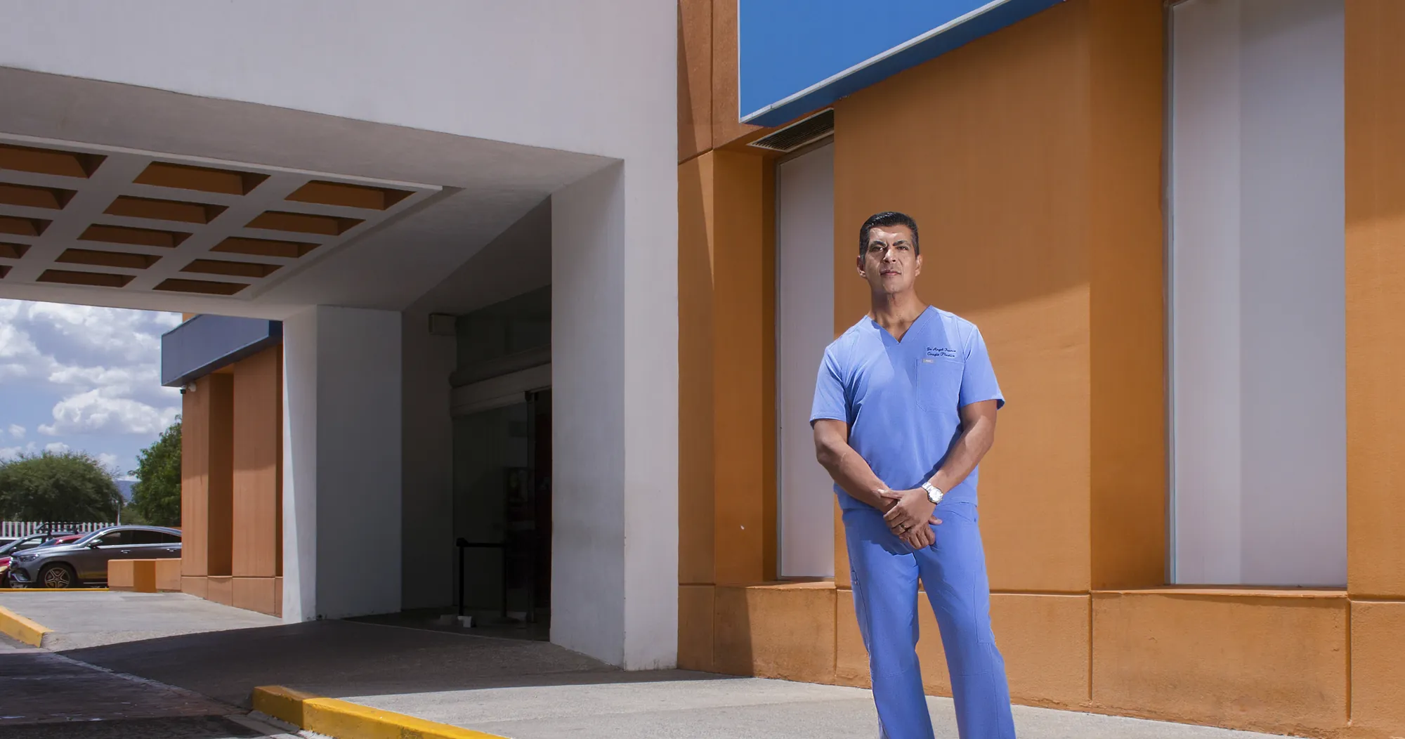 Dr. Angel Franco frente al Hospital Ángeles Centro Médico del Potosí